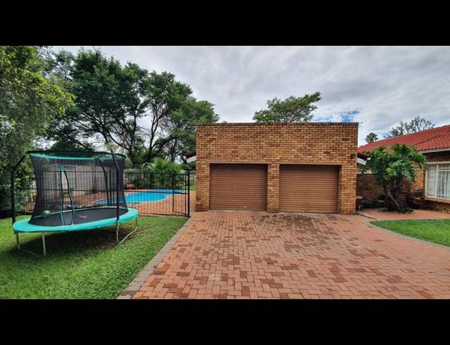 5 BEDROOM HOUSE FOR SALE IN KARENPARK